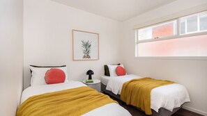 3 habitaciones, tabla de planchar con plancha y cuna de viaje 