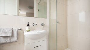 Dusche, Whirlpool, Haartrockner, Handtücher