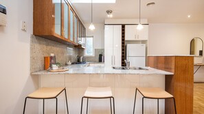 Frigorifero, microonde, piano cottura, lavastoviglie