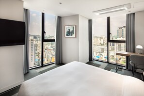 Deluxe Corner Double | Tallelokero huoneessa, työpöytä