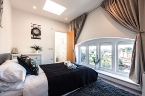 1 chambre, fer et planche à repasser, lit de bébé portatif