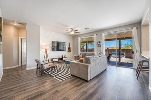 Smart TV, tavolo da calcetto, tavolo da ping pong, libri