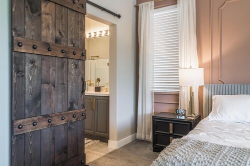 Vegas Style Desert Luxury: Themed Bedrooms, Game Room & Hot Tub - 20min to Strip