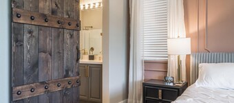 Vegas Style Desert Luxury: Themed Bedrooms, Game Room & Hot Tub - 20min to Strip