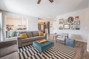 Smart TV, tavolo da calcetto, tavolo da ping pong, libri