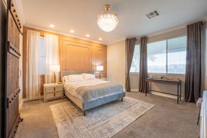 3 habitaciones, escritorio, tabla de planchar con plancha y wifi gratis