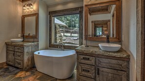 Chalet rustique, 3 chambres | Salle de bain | Serviettes fournies