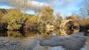 A stone bridge over a river with trees and bushes on either side. - à 650 Metres d Altitude au Cœur de l Alta Rocca Entre Porto Vecchio et Propriano (Levie)