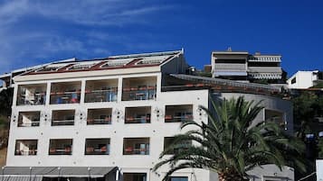 Vista frontal de la propiedad