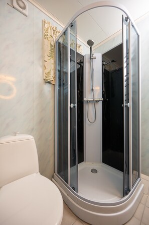 Ducha, secador de pelo, toallas, jabón