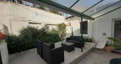 Maison 2 Personnes Avec Garage Terrasse 5 Minutes Tour Magne/proche Centre Ville