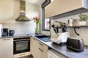 Kjøleskap, mikrobølgeovn, ovn og kokeplater