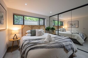 2 bedrooms, desk, WiFi, bed sheets