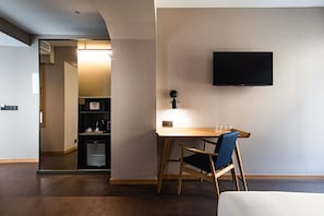 Deluxe Double or Twin Room, Balcony | Living area
