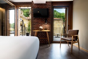 Minibar, caja de seguridad en la habitación y escritorio