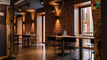 Bữa sáng buffet hàng ngày (32 EUR/mỗi người)