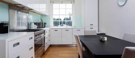 ثلاجة، ميكروويف، فرن، موقد طهي مسطح