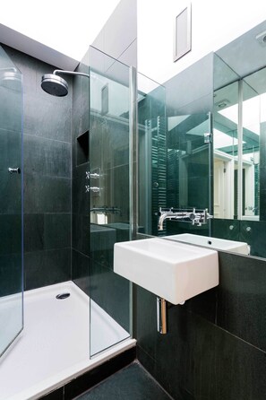 浴槽、ヘアドライヤー、タオル