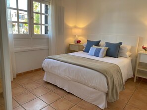 2 chambres, coffres-forts dans les chambres, fer et planche à repasser