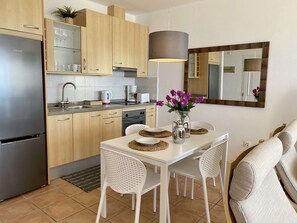 Een koelkast, een magnetron, een oven, een kookplaat