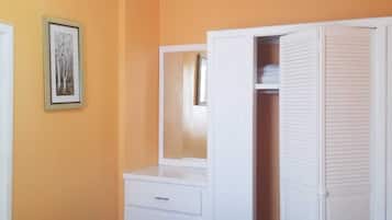 1 bedroom, in-room safe, iron/ironing board, free WiFi