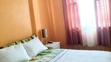 1 quarto, cofres nos quartos, ferros/tábuas de passar roupa