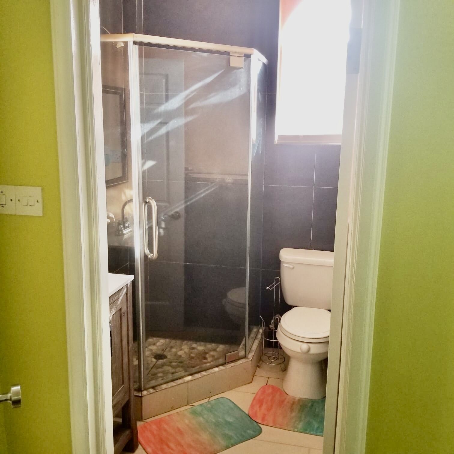 Een douche, een haardroger, handdoeken, zeep