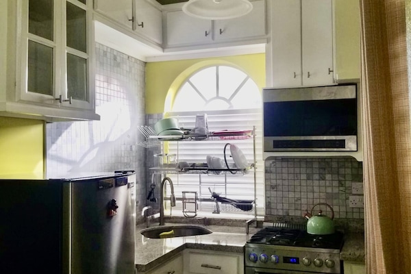 Een koelkast, een magnetron, een oven, een kookplaat