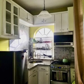 Jääkaappi, mikroaaltouuni, uuni, liesi