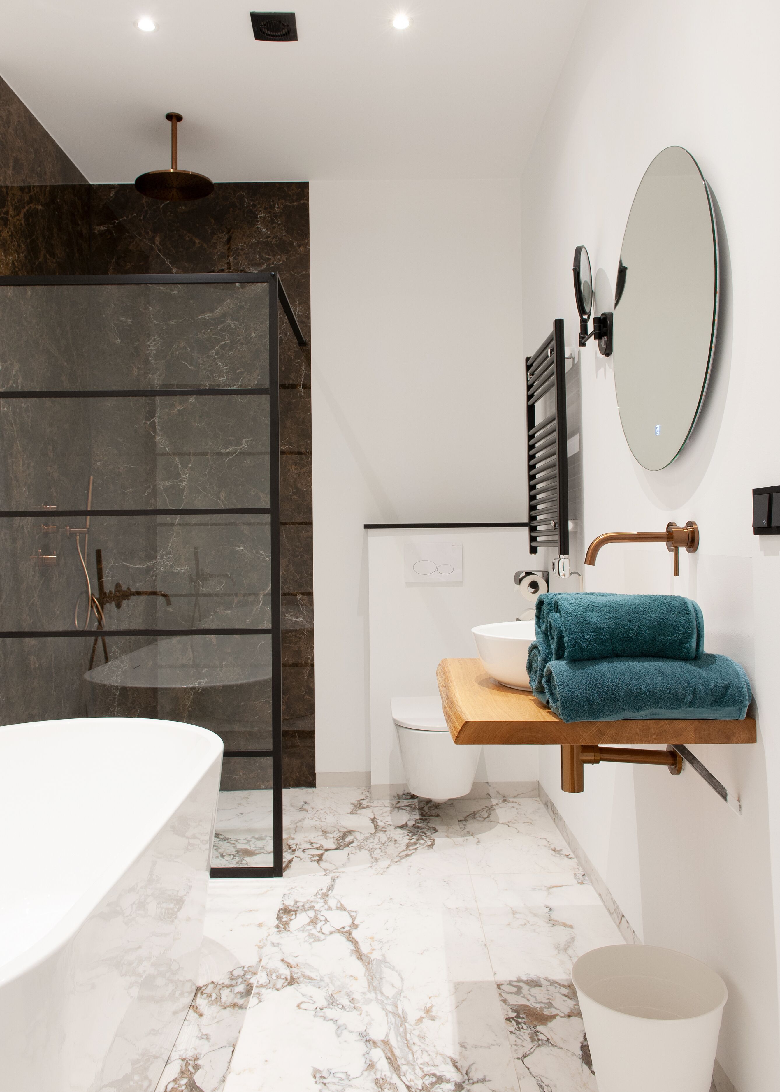 Suite | Badkamer | Gratis toiletartikelen, een haardroger, handdoeken, zeep