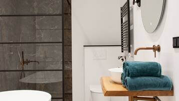 Suite | Badkamer | Gratis toiletartikelen, een haardroger, handdoeken, zeep
