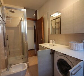 Apartamento familiar, varias camas, en la zona del jardín (Lugano Blue Marine On Lake Shore) | Baño | Ducha y bañera combinadas, secador de pelo, bidé y toallas