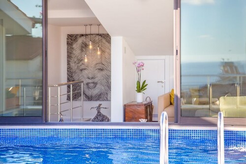 Luxury 3 Bed Duplex Penthouse with Sea View & Private Pool - 5 mins Walk to Town