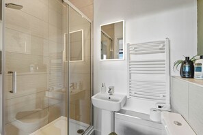 Kostenlose Toilettenartikel, Haartrockner, Handtücher, Seife