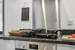 Fridge, microwave, oven, stovetop - Castle View by G&G – Luxury Castle Retreat (Norwich)