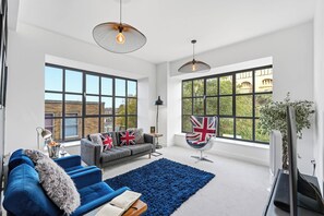 Smart TV - Castle View by G&G – Luxury Castle Retreat (Norwich)