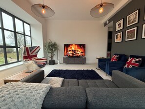 Smart TV - Castle View by G&G – Luxury Castle Retreat (Norwich)