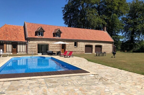 A house with a swimming pool, a barbecue area, and a lawn. - Clos Céleste - Campagne d'Etretat (Ecrainville)