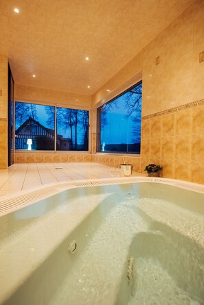 Couples treatment room(s), sauna, hot tub, deep-tissue massages