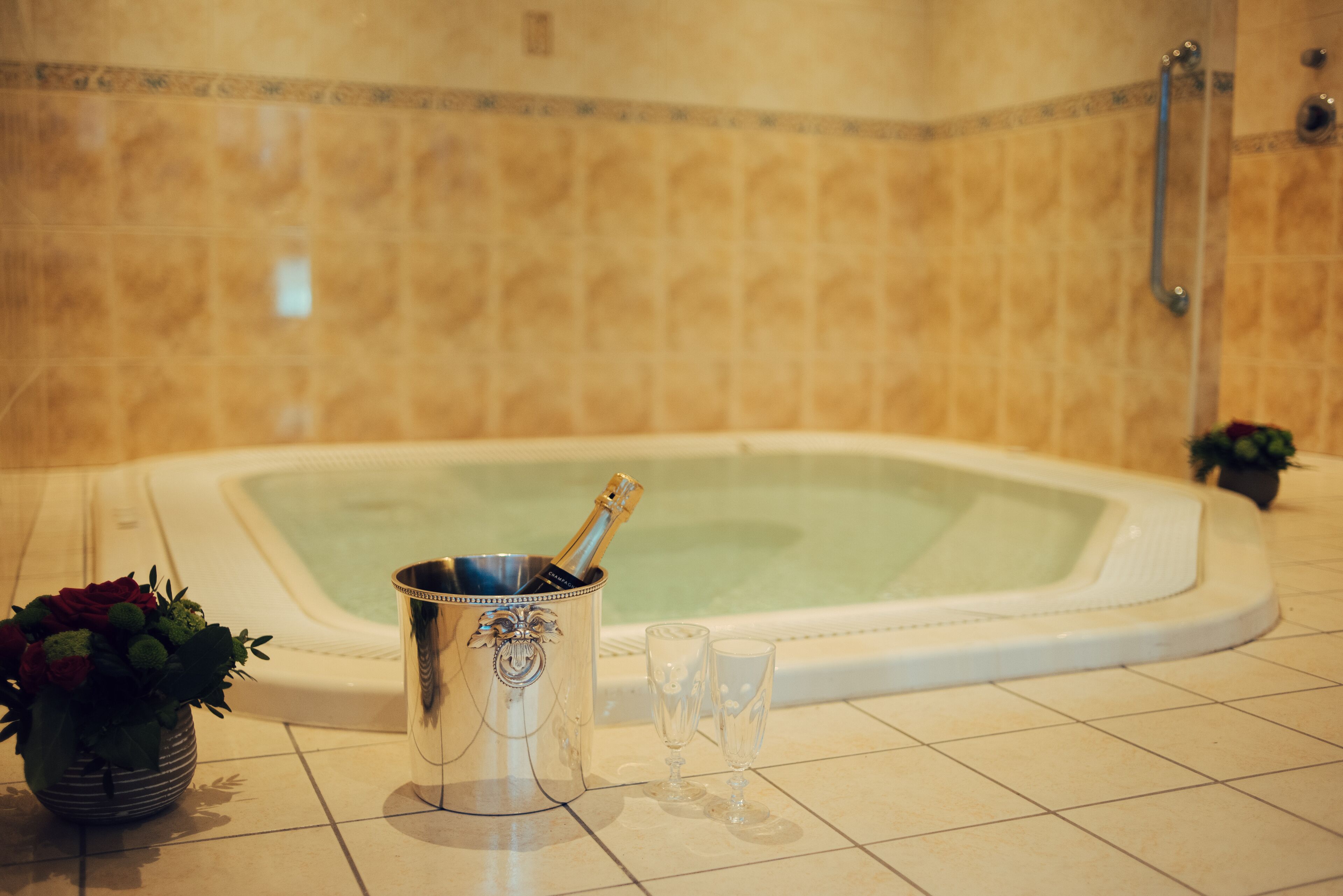 Couples treatment room(s), sauna, hot tub, deep-tissue massages