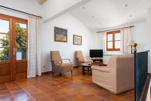 Smart TV, fireplace, ping pong