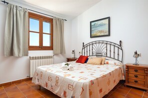 3 عدّة غرف نوم وخزنة داخل الغرفة ومكواة/لوح كي وسرير سفر