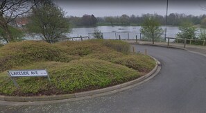 Property grounds - LAKEVIEW LODGE- THAMESMEAD (LONDON)