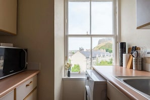 Apartamento básico, 2 camas de casal | Cozinha privada | Geladeira, micro-ondas, fogão, cooktop