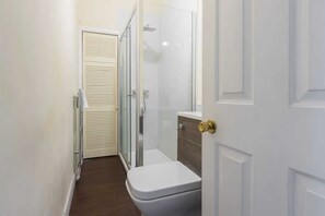 Apartemen Basic, 2 Tempat Tidur Double | Kamar mandi | Shower, handuk, sabun, dan sampo