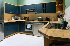 Basic Apartment, Multiple Beds | Private kitchen | Fridge, microwave, oven, stovetop - Grade A Listed 2 Bedroom In Edinburgh (Edinburgh)