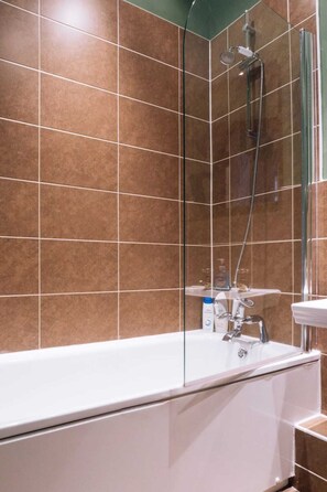 Basic-lejlighed - flere senge | Badeværelse | Hårtørrer, håndklæder, Sæbe, Shampoo