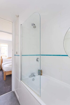 Basic Apartment, 1 Double Bed | Bathroom - Cosy 1 Bedroom Apartment in Earlsfield, SW London (London)