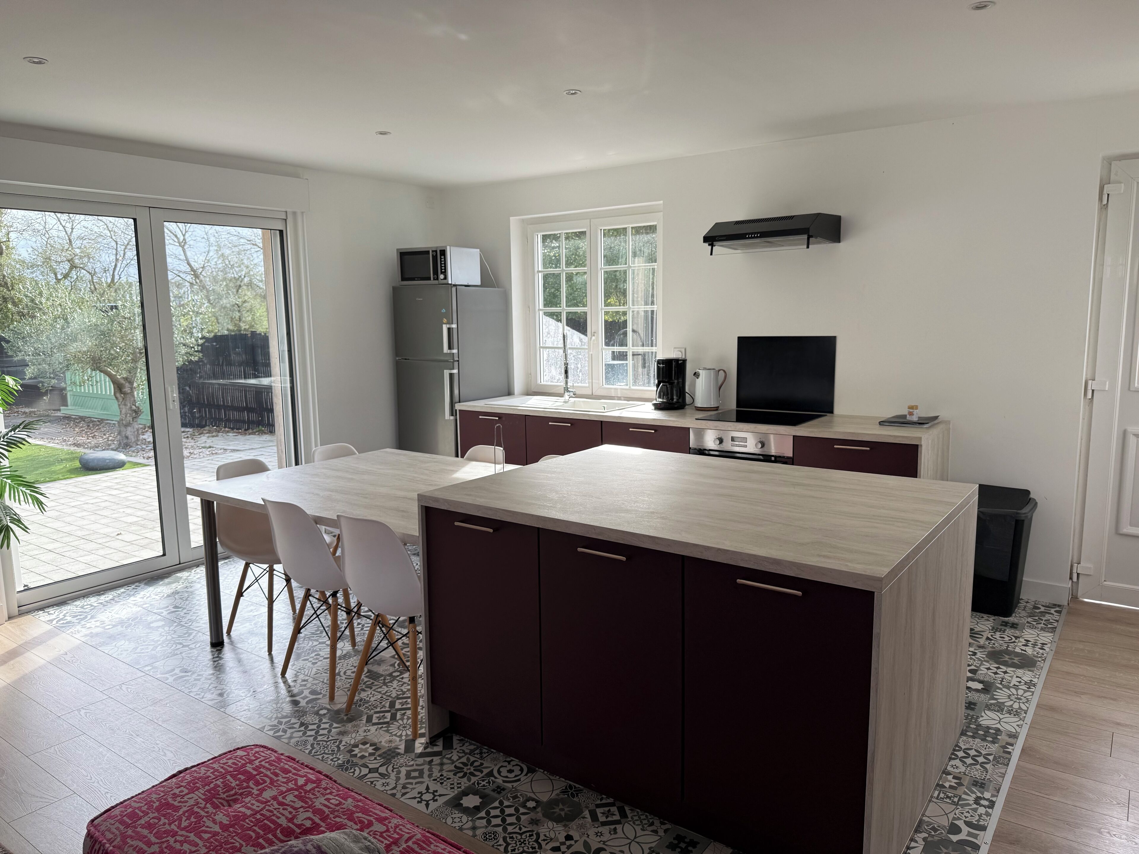 Réfrigérateur, micro-ondes, four, plaque de cuisson