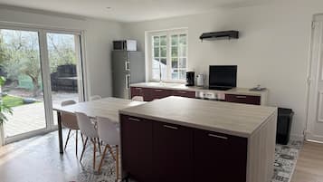 Refrigerador, microondas, horno y parrilla de estufa